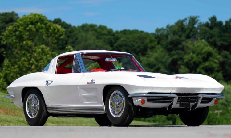 Chevrolet Corvette 1963 El Chevy Corvette de 1963 fue el resultado final de más de media década de investigación tanto dentro como fuera de la pista.