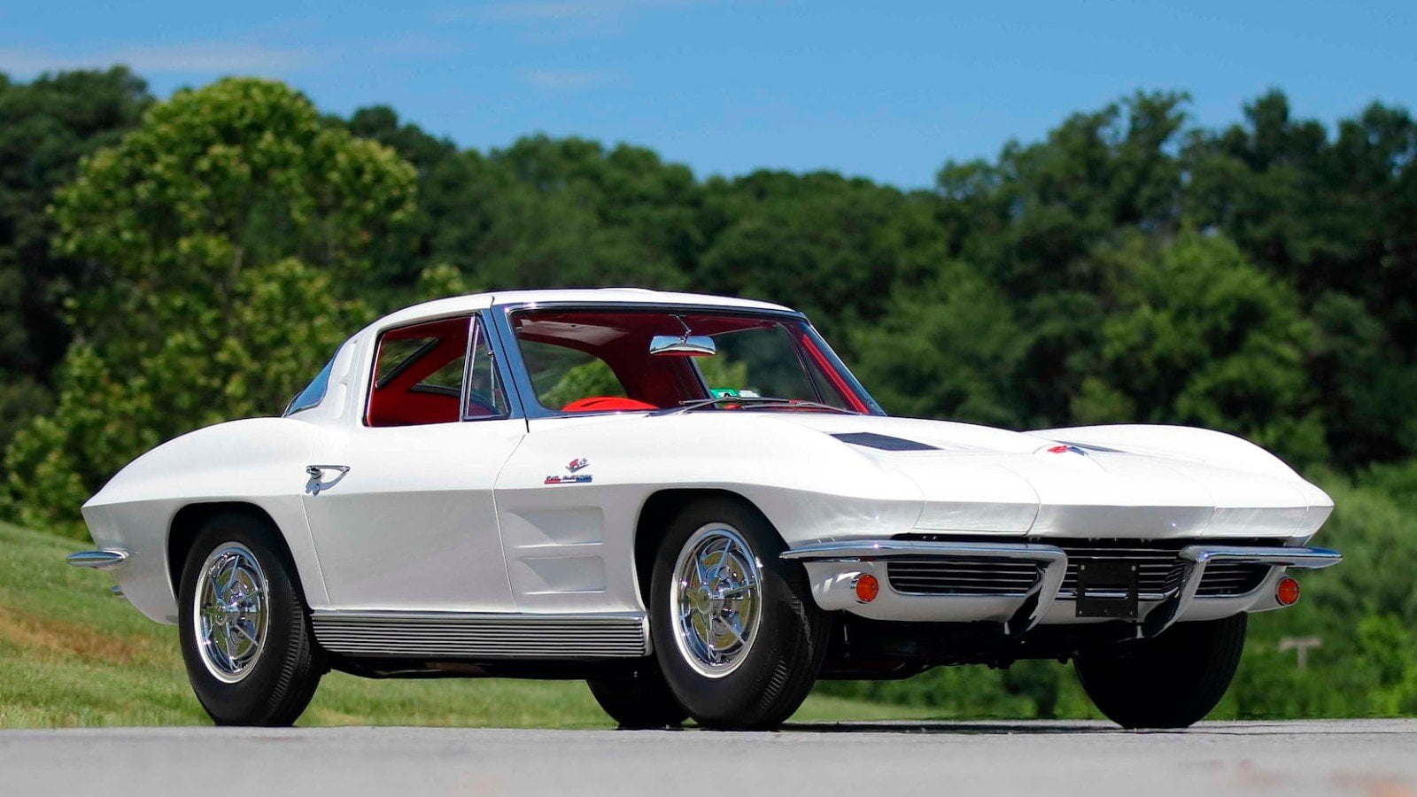 Chevrolet Corvette 1963 El Chevy Corvette de 1963 fue el resultado final de más de media década de investigación tanto dentro como fuera de la pista.