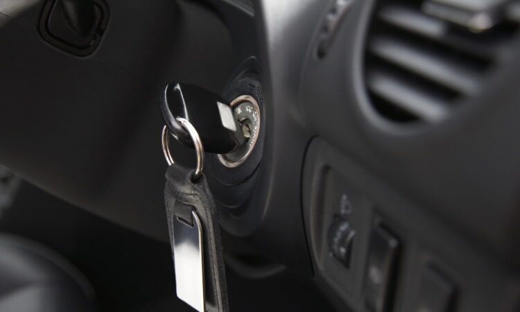 Cómo sacar las llaves de un automóvil cerrado
