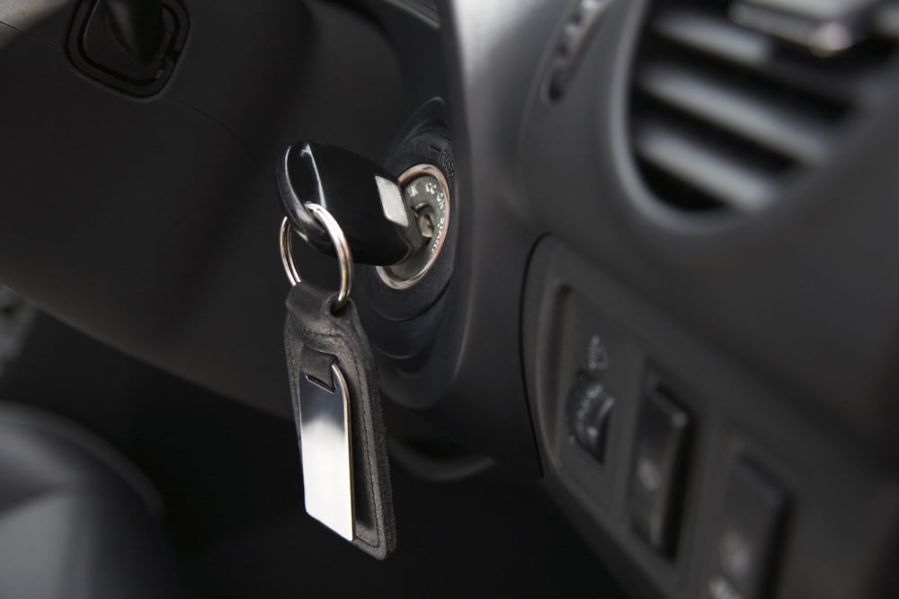 Cómo sacar las llaves de un automóvil cerrado