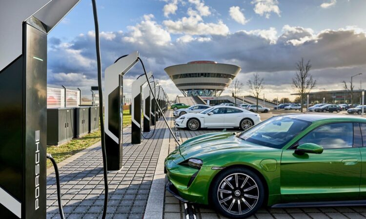 Porsche desarrolla baterías propias y estaciones de carga