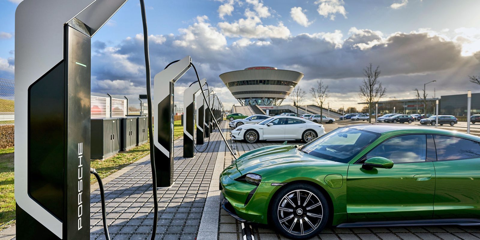 Porsche desarrolla baterías propias y estaciones de carga