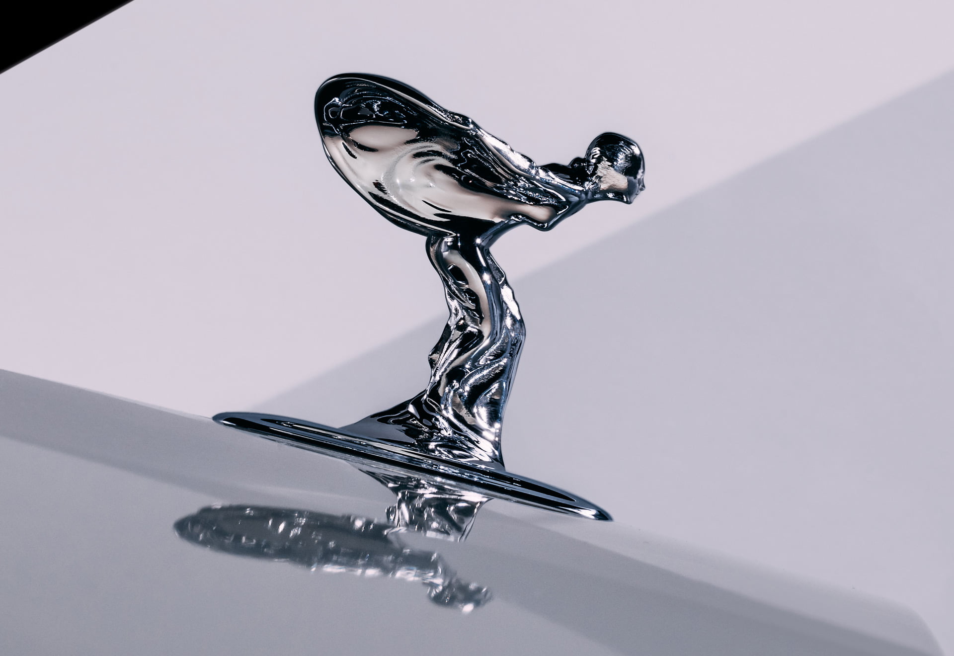 Rolls-Royce rediseñó el Spirit of Ecstasy para la era eléctrica