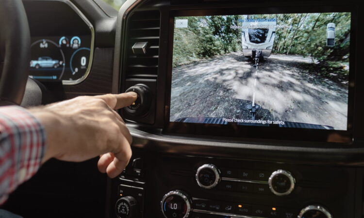 Ford utiliza IA para simplificar la conexión de remolques