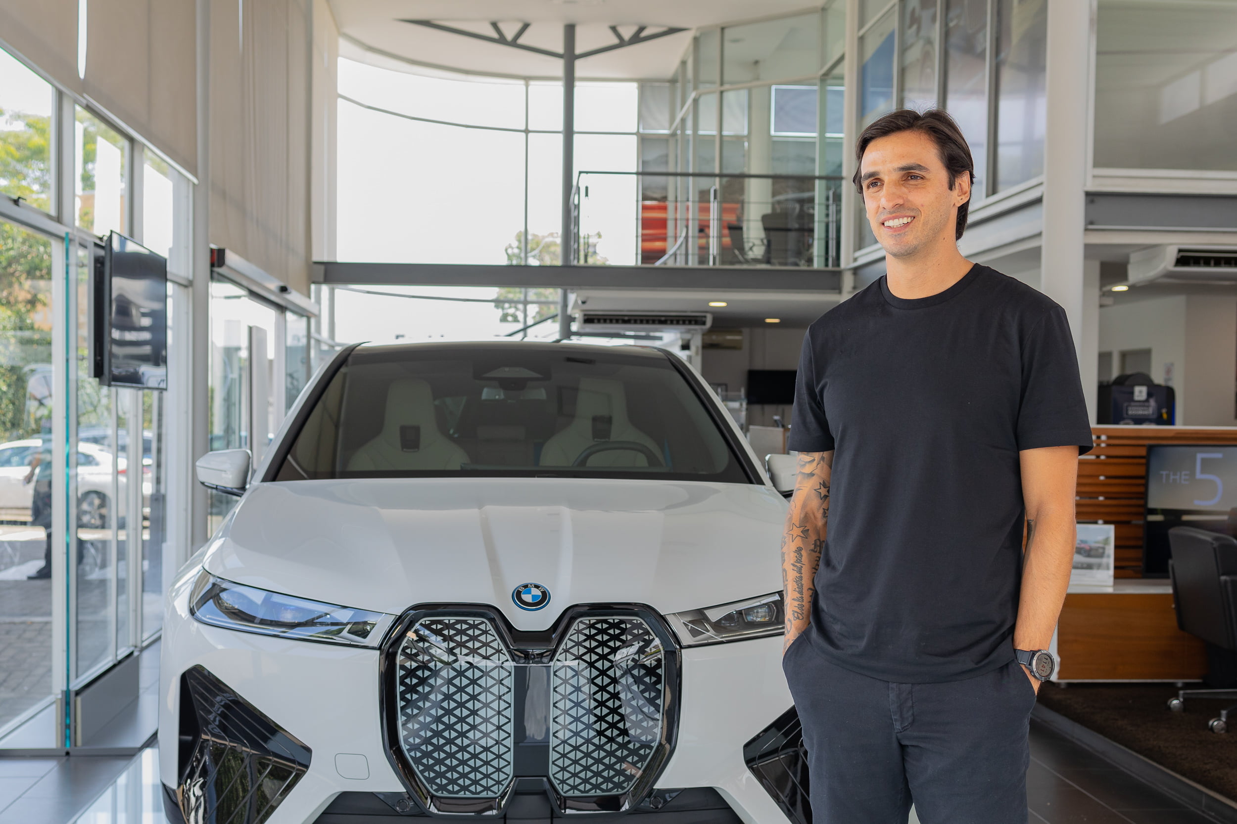 Bryan Ruiz se suma a la sostenibilidad con su auto eléctrico
