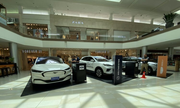 Multiplaza Escazú recibió la llegada de autos eléctricos