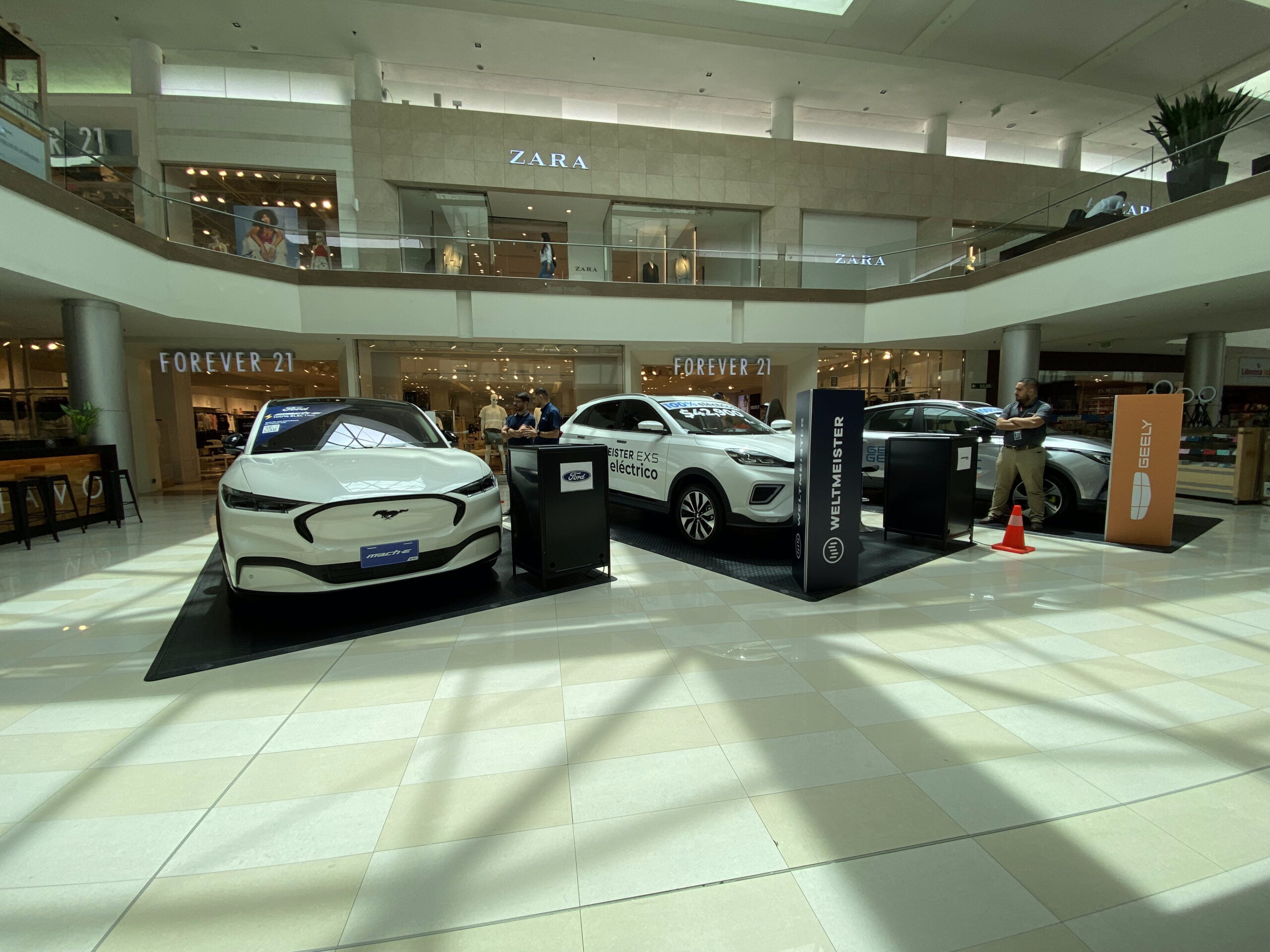 Multiplaza Escazú recibió la llegada de autos eléctricos
