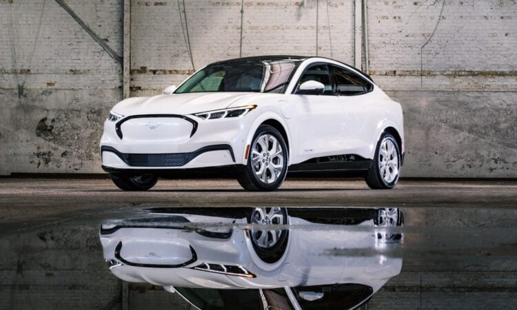Ford patenta sistema de carga inalámbrica para autos eléctricos
