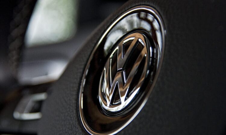 Volkswagen innova con desarrollo de sus propios productos de IA