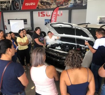 Cientos de mujeres se capacitan en mecánica con de talleres gratuitos