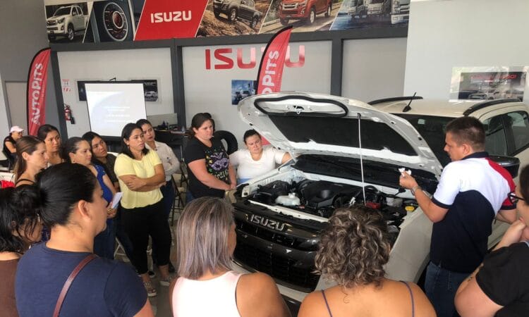 Cientos de mujeres se capacitan en mecánica con de talleres gratuitos