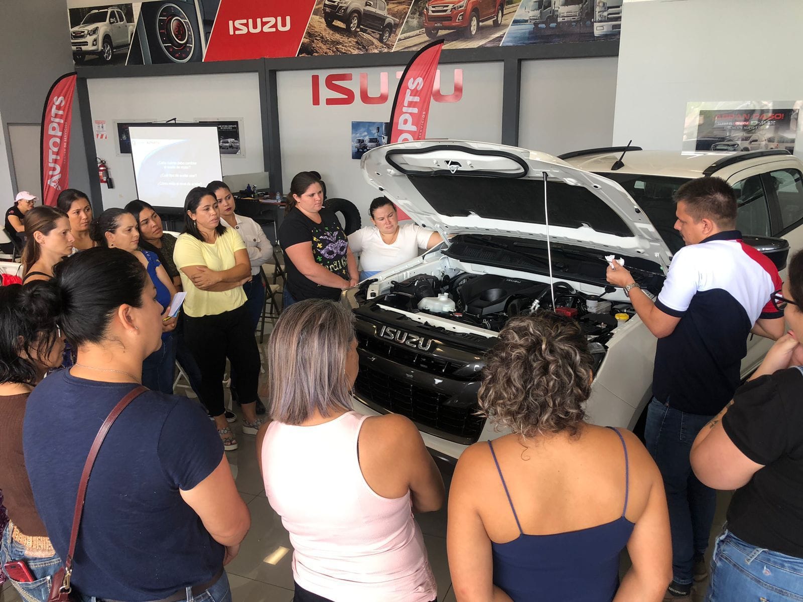 Cientos de mujeres se capacitan en mecánica con de talleres gratuitos