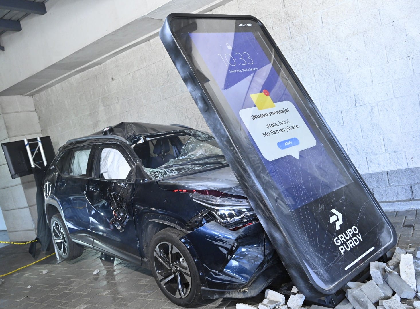 Distracción por uso del celular al volante cuadruplica riesgo de accidentes