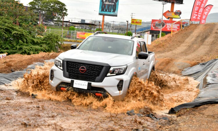 Clientes ponen a prueba la Nissan Frontier en pista off-road