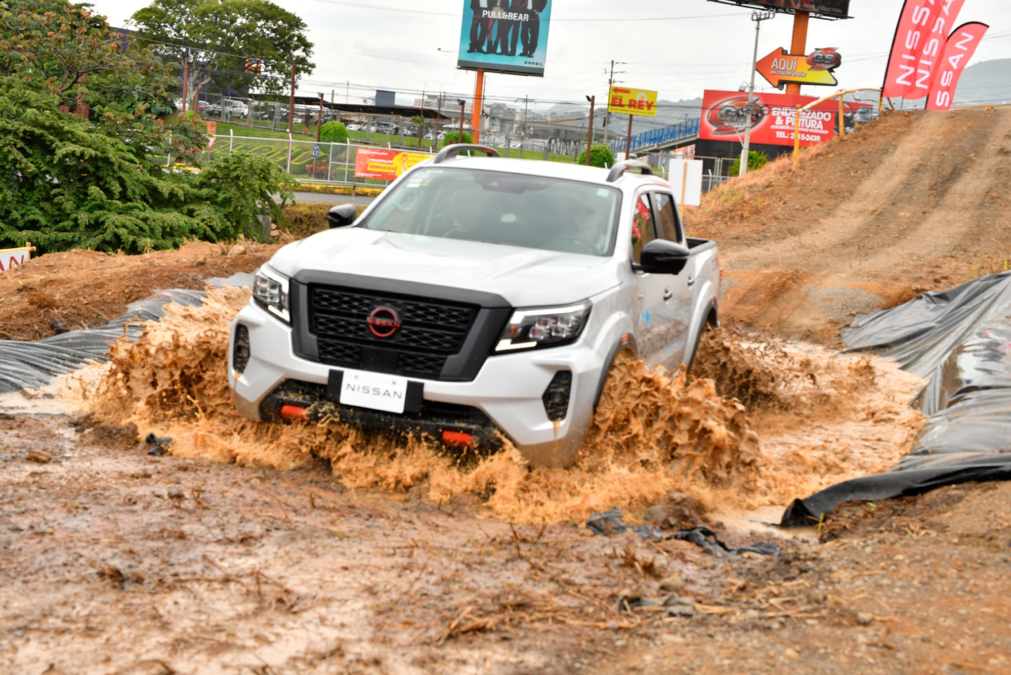 Clientes ponen a prueba la Nissan Frontier en pista off-road