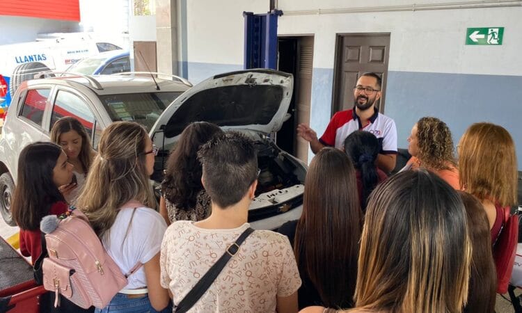 Taller de mecánica básica gratuito para mujeres en Lindora