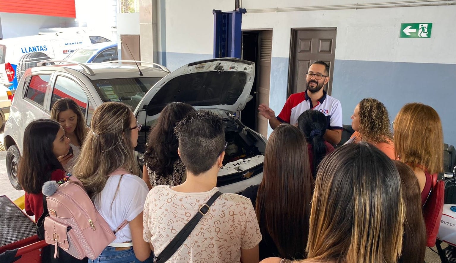 Taller de mecánica básica gratuito para mujeres en Lindora