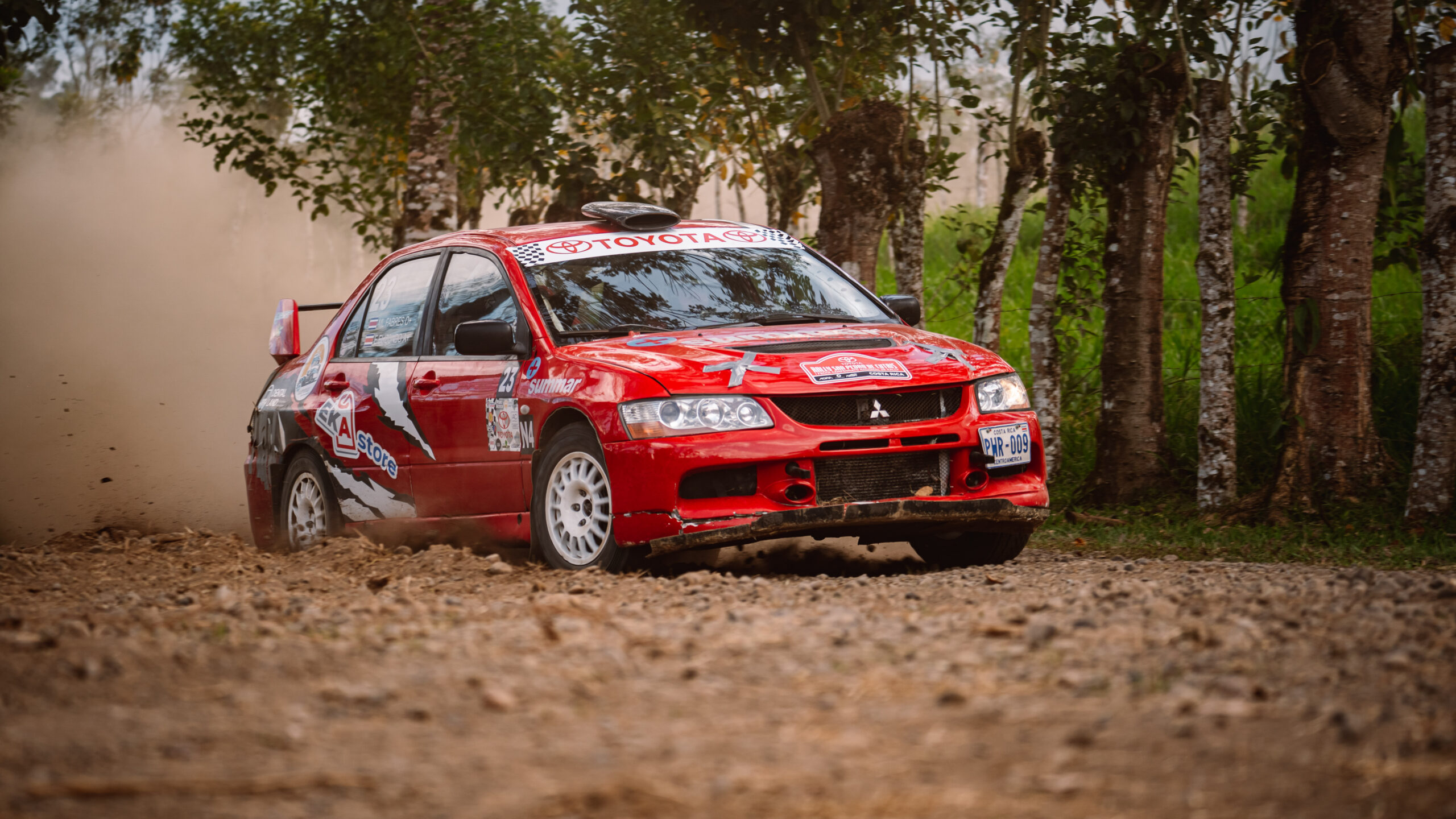 quesada y morúa dominan el inicio del campeonato nacional de rally toyota
