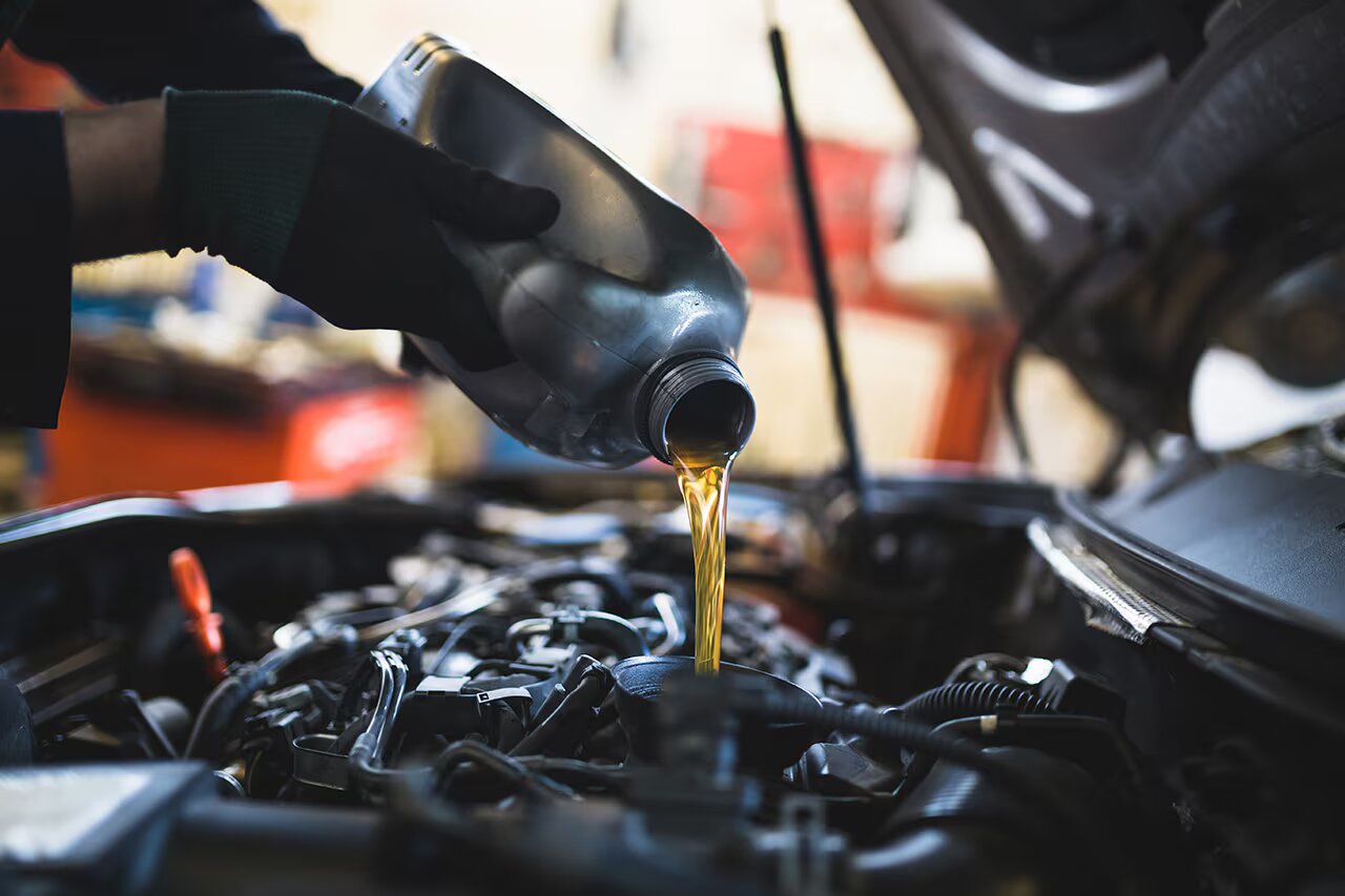 ¿Qué pasa si le pongo aceite de otra marca a mi carro?