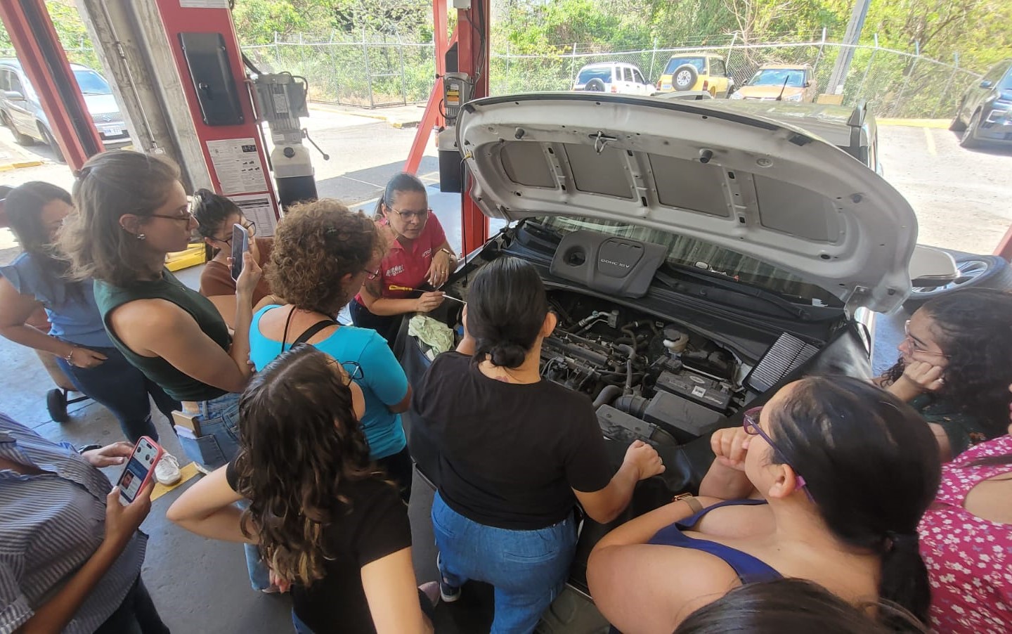 taller gratuito de mecánica básica para mujeres