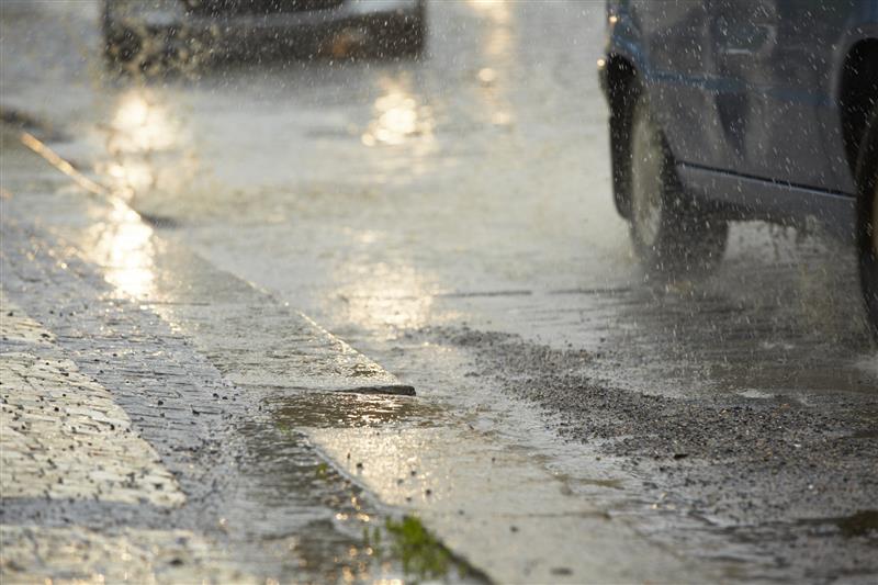 cómo conducir de forma segura durante las lluvias intensas