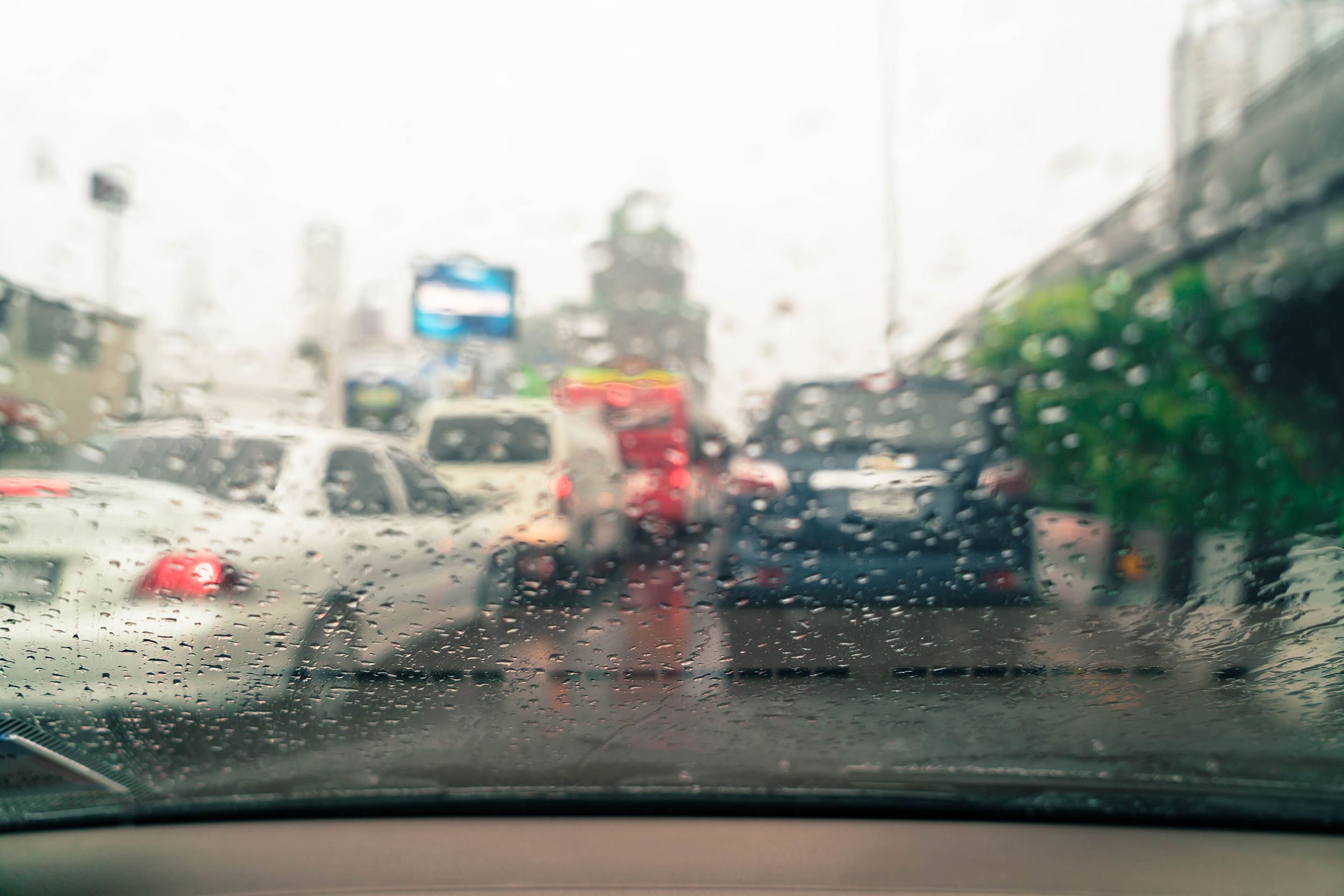 Conductores deben extremar precaución ante lluvias e inundaciones