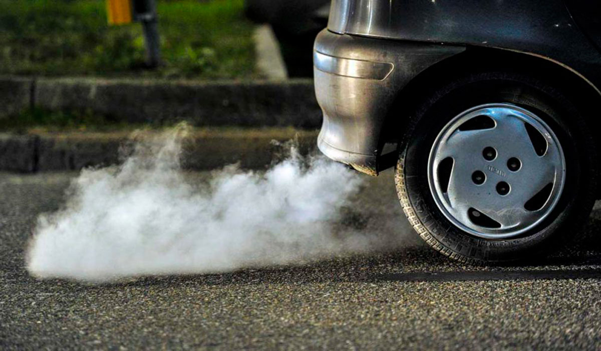 Por qué un carro echa humo blanco