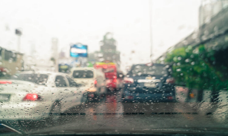 5 consejos para conducir bajo la lluvia